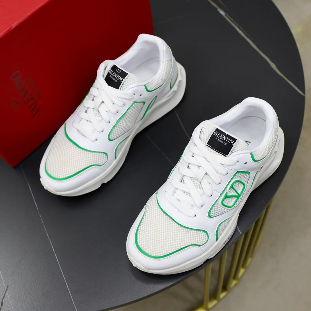Ex-factory price: 460💰VALENTINO/Valentino 2025s men's latest low-top thick-soled sports shoes are shipped. Made with heavy industry, men's fine casual sports shoes, versatile style. Made of fabric mesh upper, rubber lines embellished with geometric segmentation upper, hand-sewn, novel and fashionable, rubber soles with rivet details on the front and back, VALENTINO GARAVANI LOGO printed on the side, and Valentino Garavani decorative inlay on the tongue. Logo, comfortable, breathable and durable on the feet! Comes with full original packaging! Code number: 38-39-40-41-42-43-44 (45 can be customized)